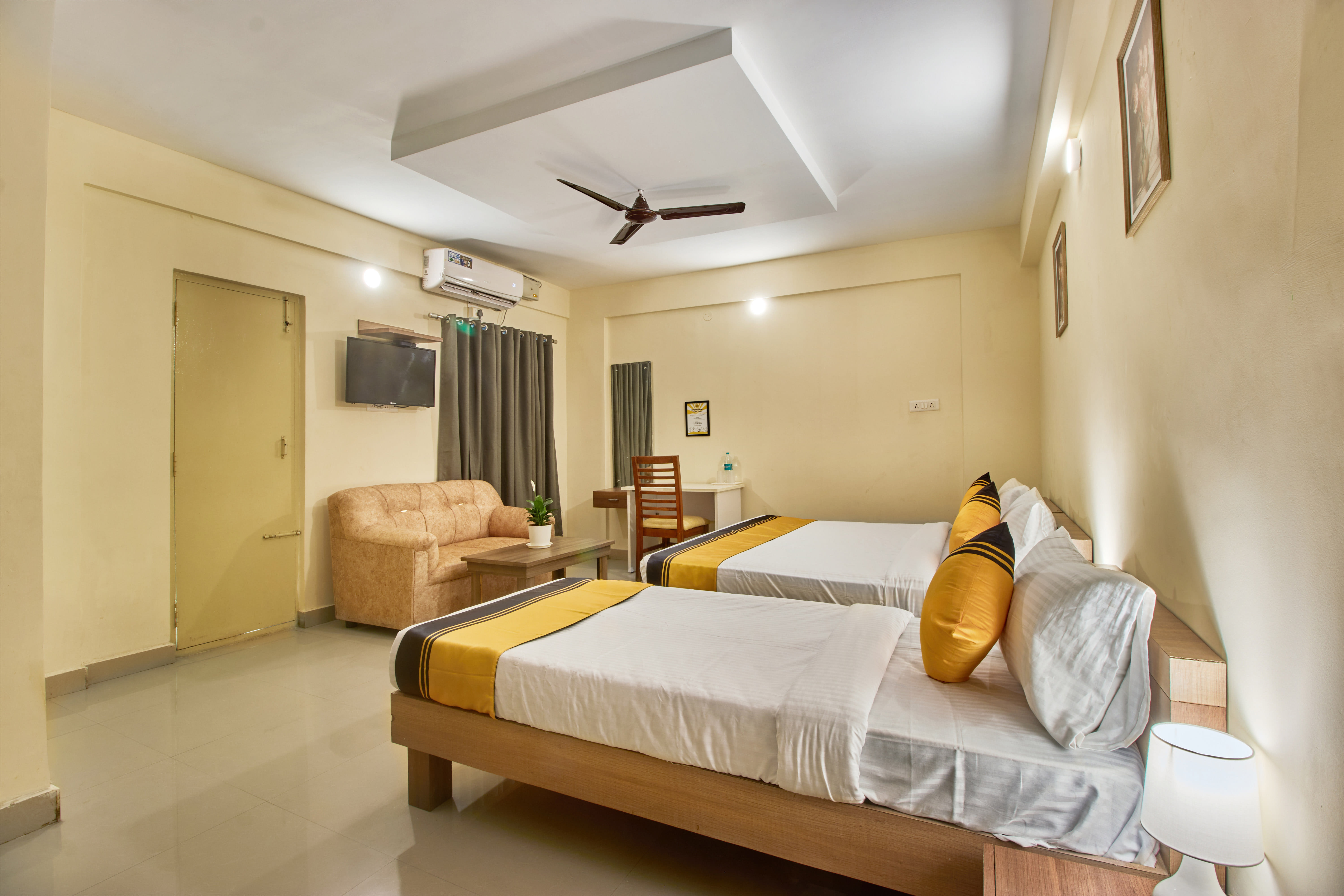 Deluxe room in Itsy Hotels Emirates Suites - Near RMZ EcoWorld, Bellandur in undefined. 