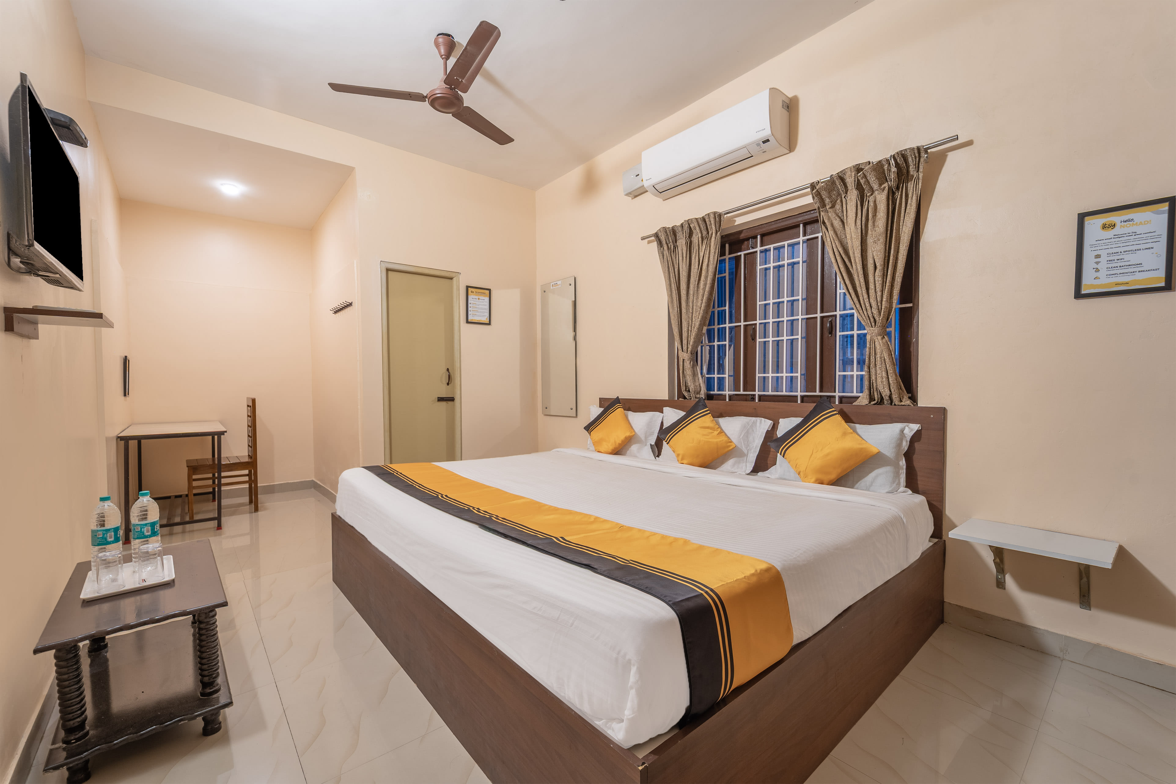 Deluxe room in Itsy Hotels Everest Grand in undefined. 