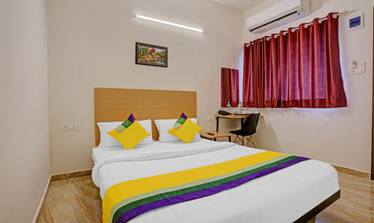 Solo room in Itsy Hotels Flowers Park in Nashik. 