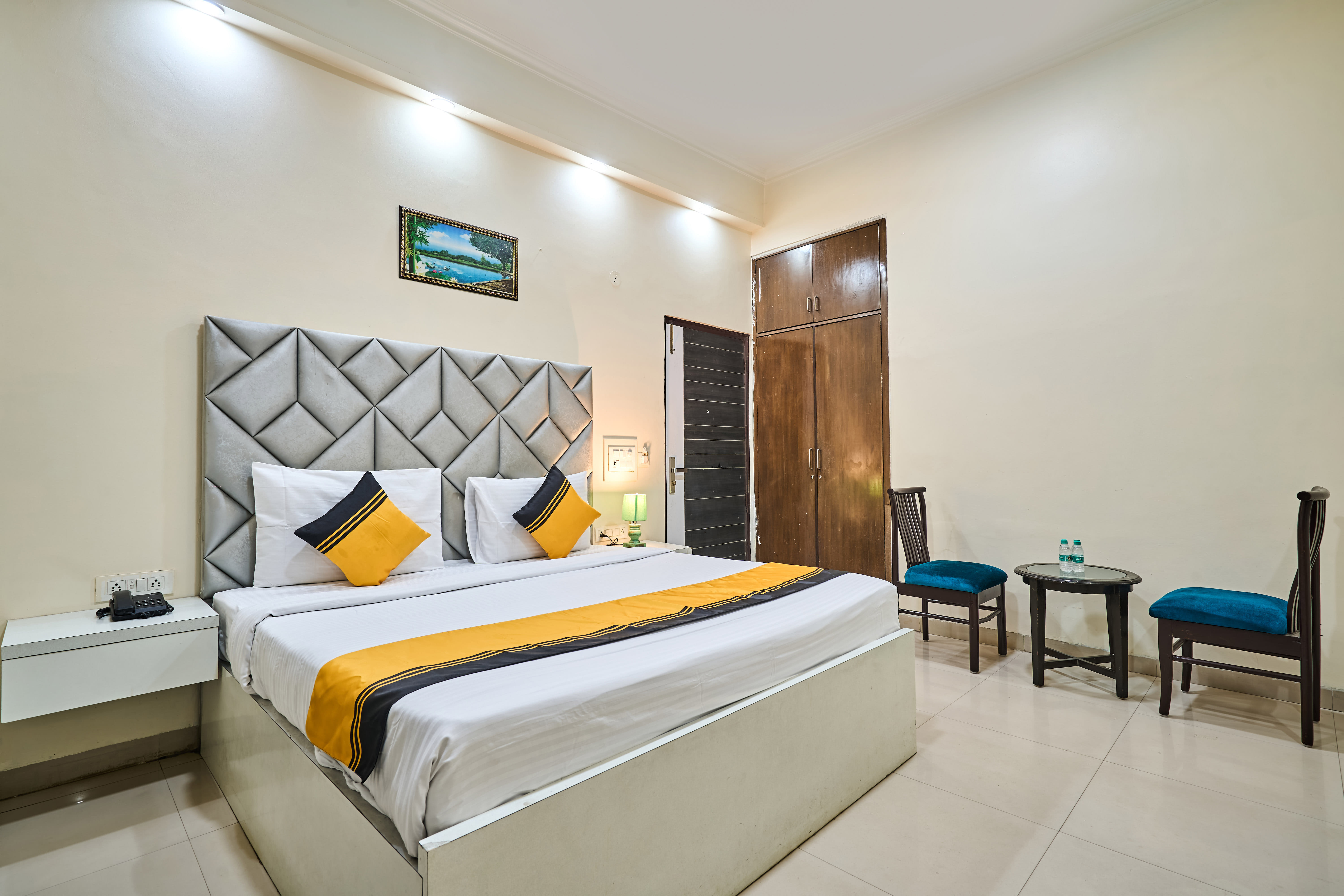 Deluxe room in Itsy Hotels Golden Vista in undefined. Deluxe