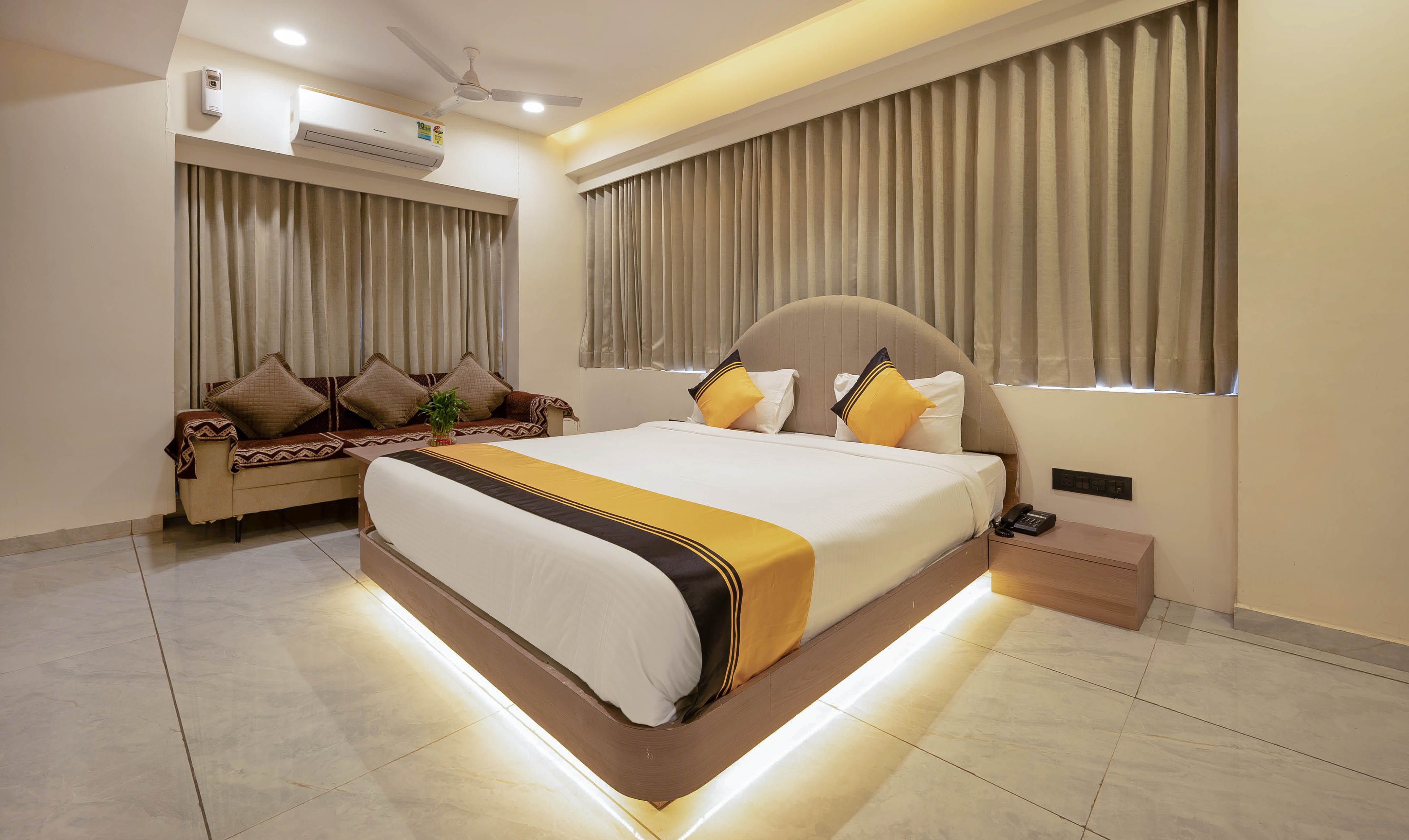 Deluxe room in Itsy Hotels Indra Palace in undefined. 