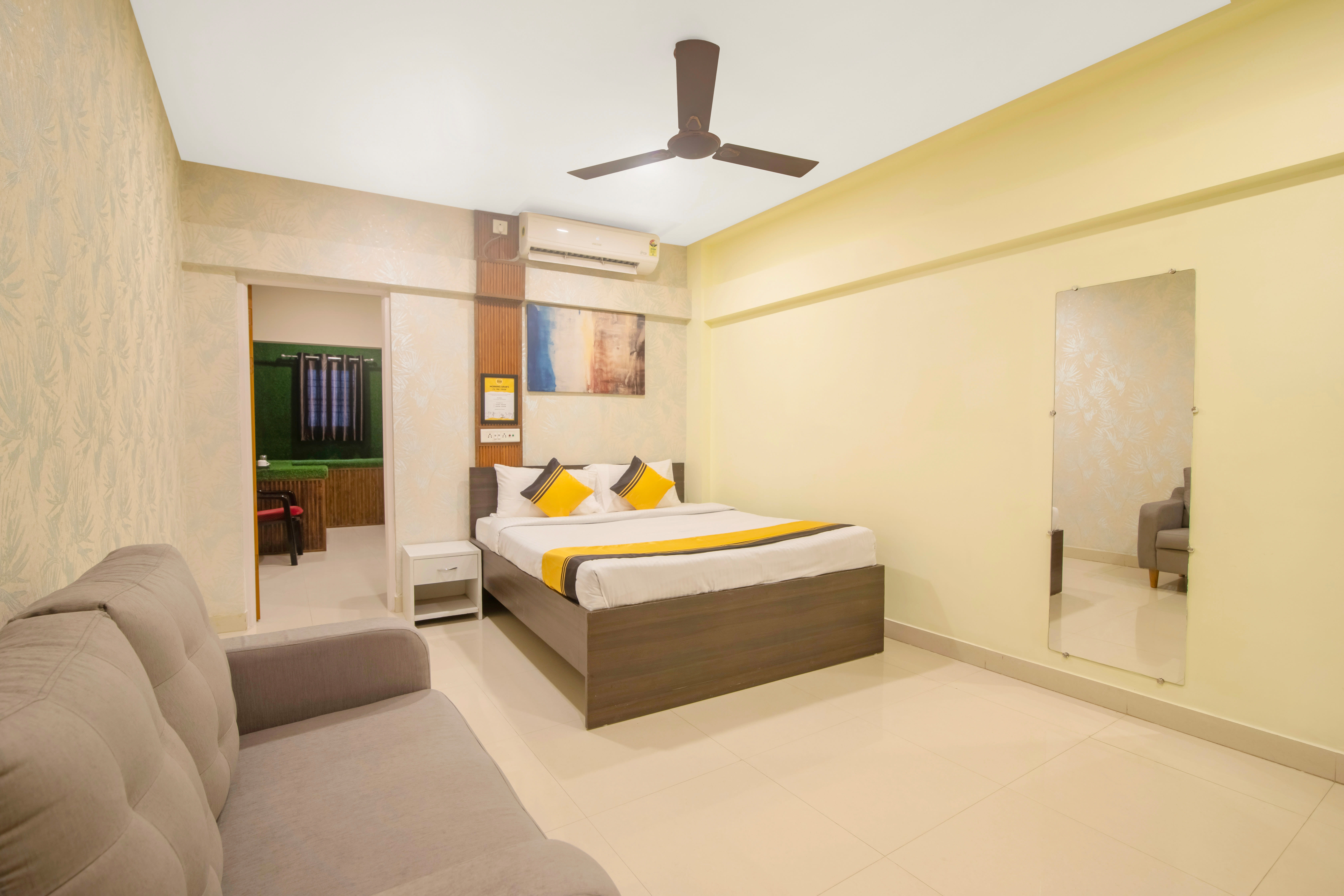 Deluxe room in Itsy Hotels Queens Residency in undefined.