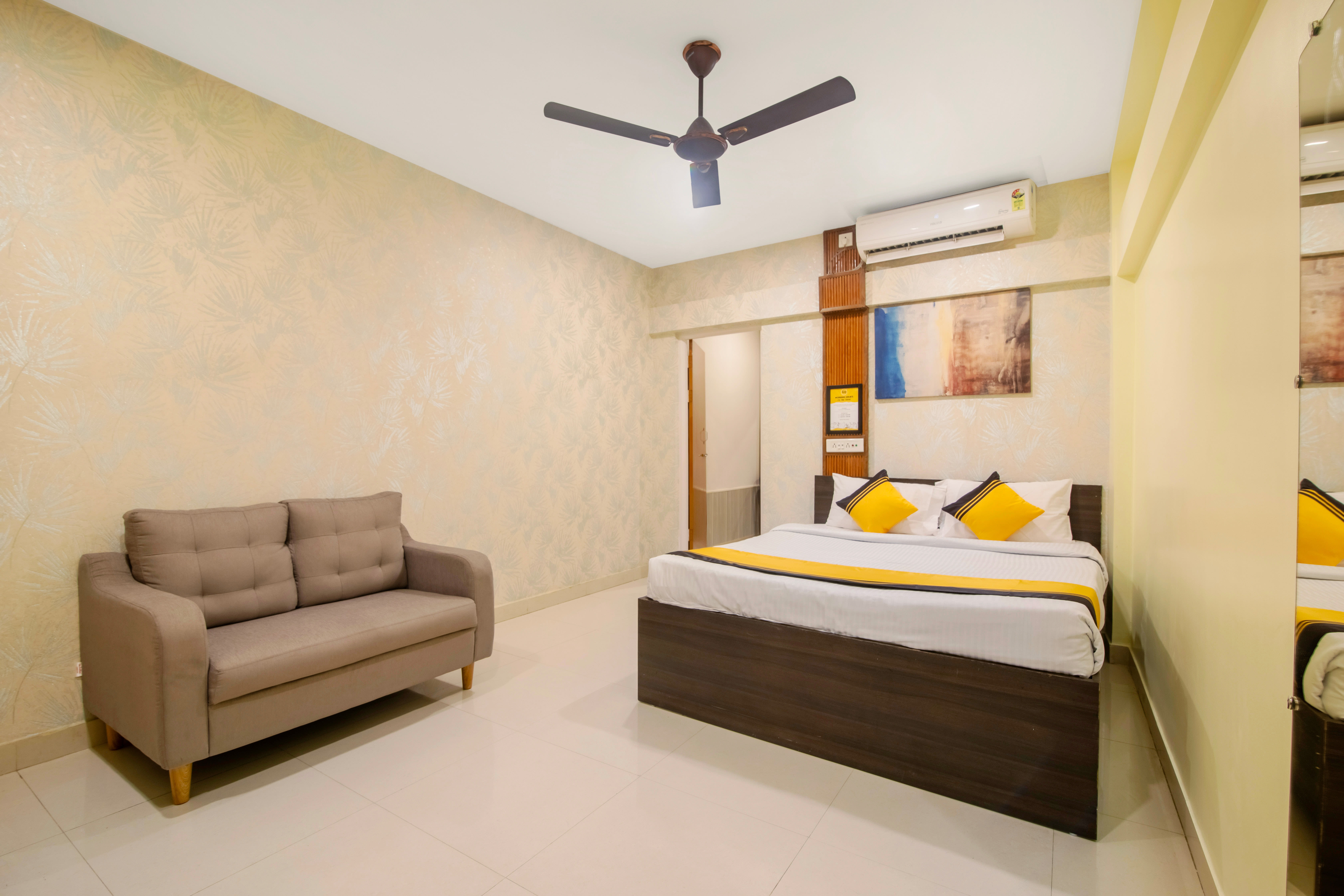 Deluxe room in Itsy Hotels Queens Residency in undefined.