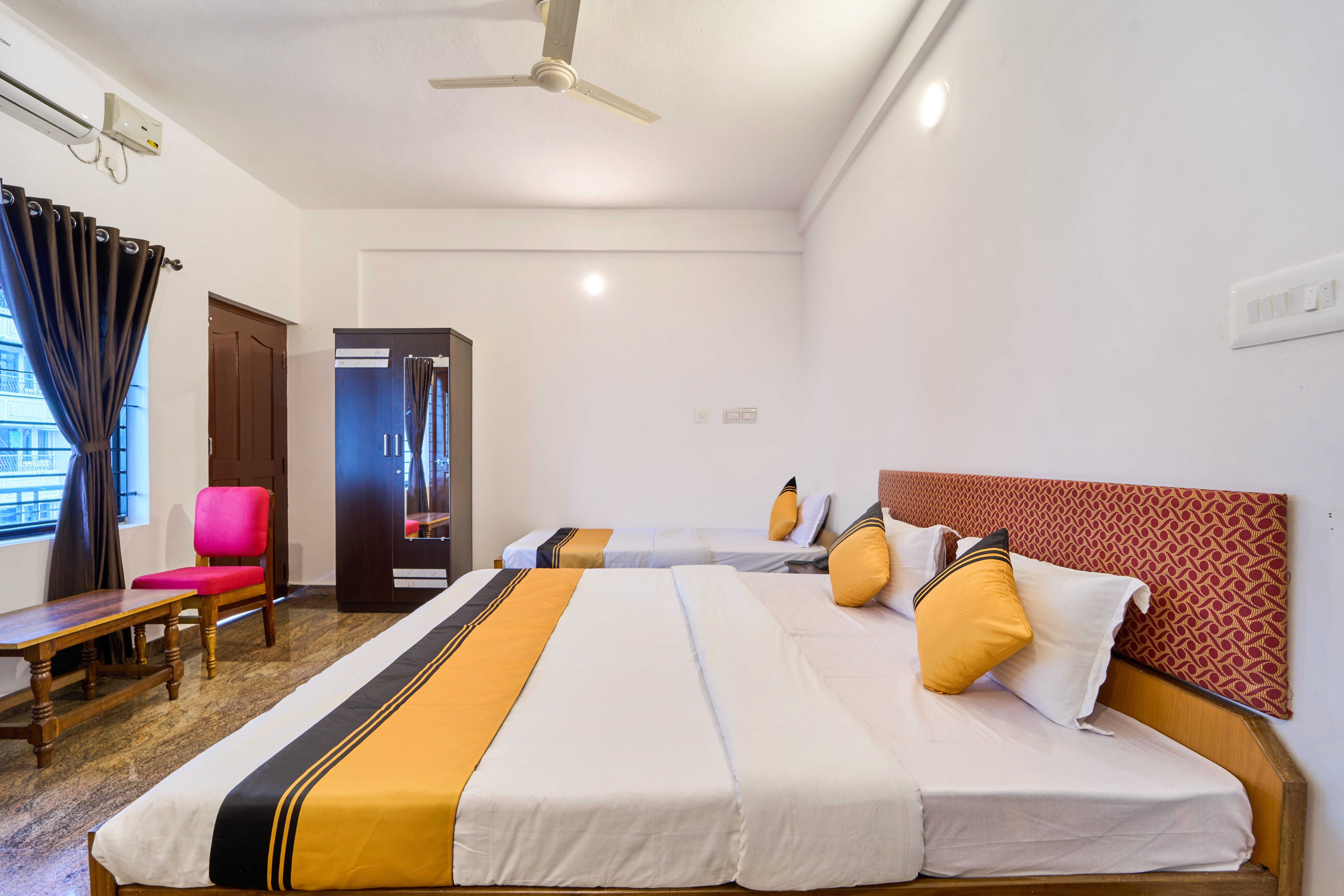 Deluxe room in Itsy Hotels R S Bhavan, 2 km from MIT Gate in undefined. 