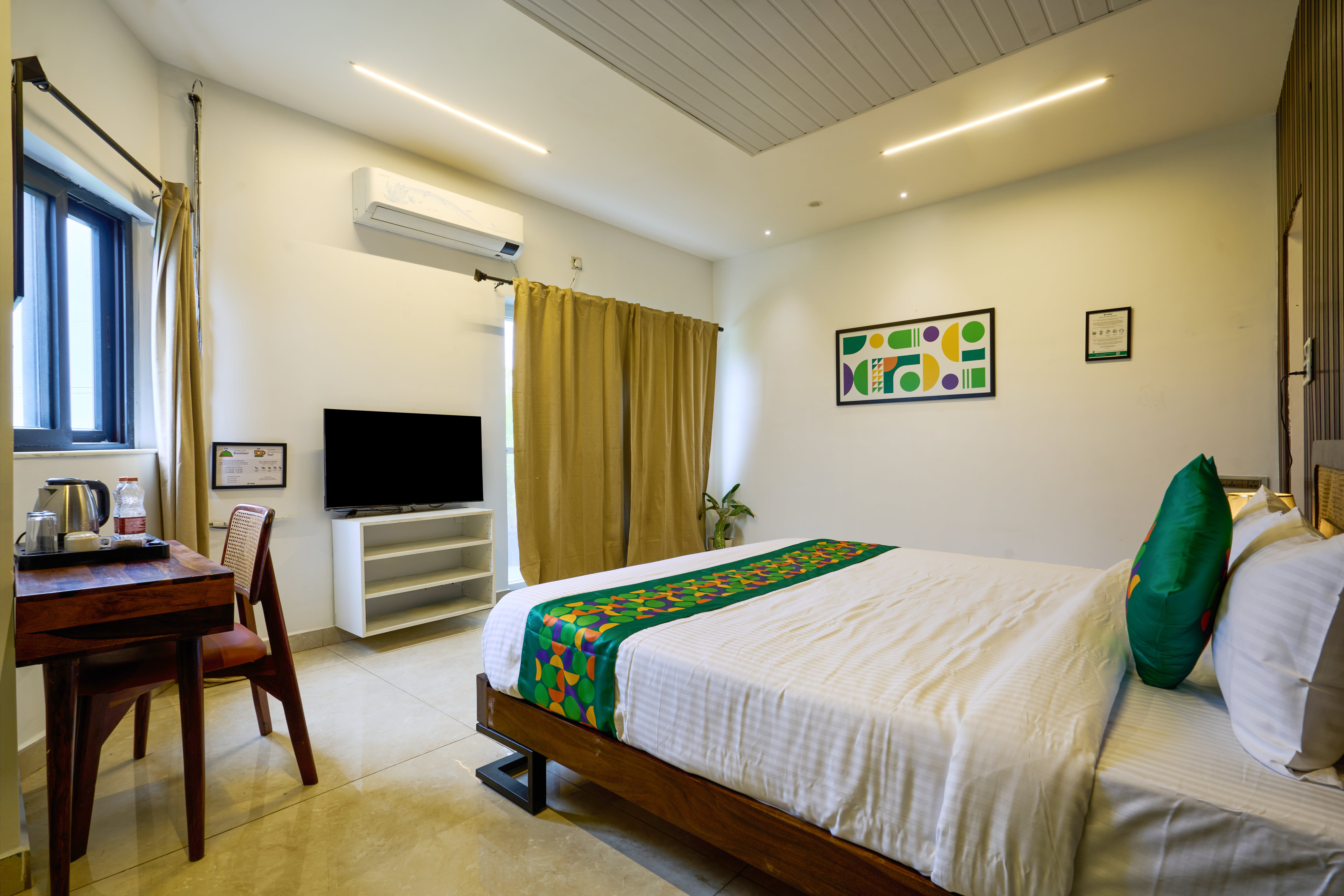 Deluxe room in Treebo Cultura in undefined. 