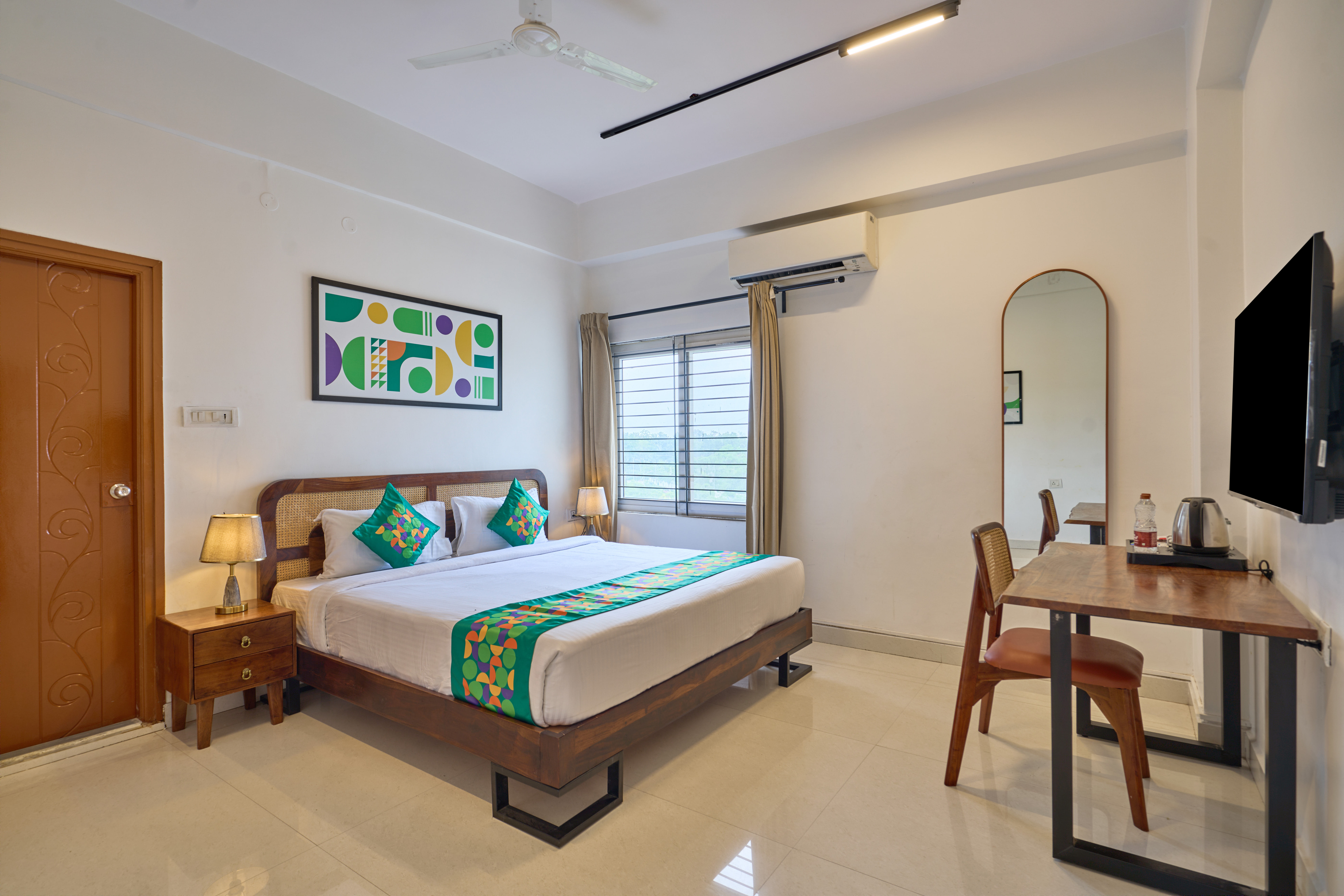 Deluxe room in Treebo Cultura in undefined. 