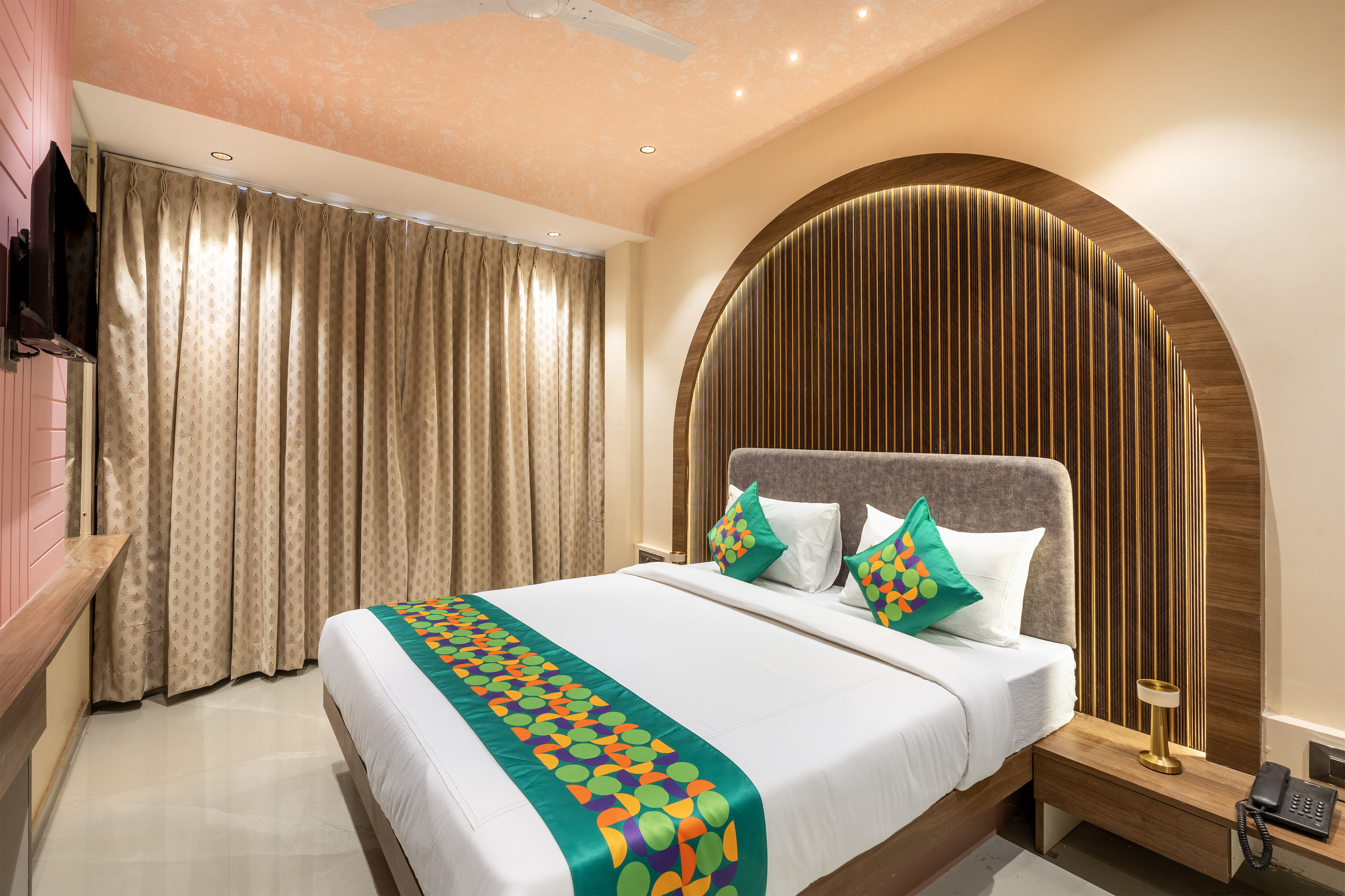 Deluxe room in Treebo Gateway Mansion in undefined. Deluxe