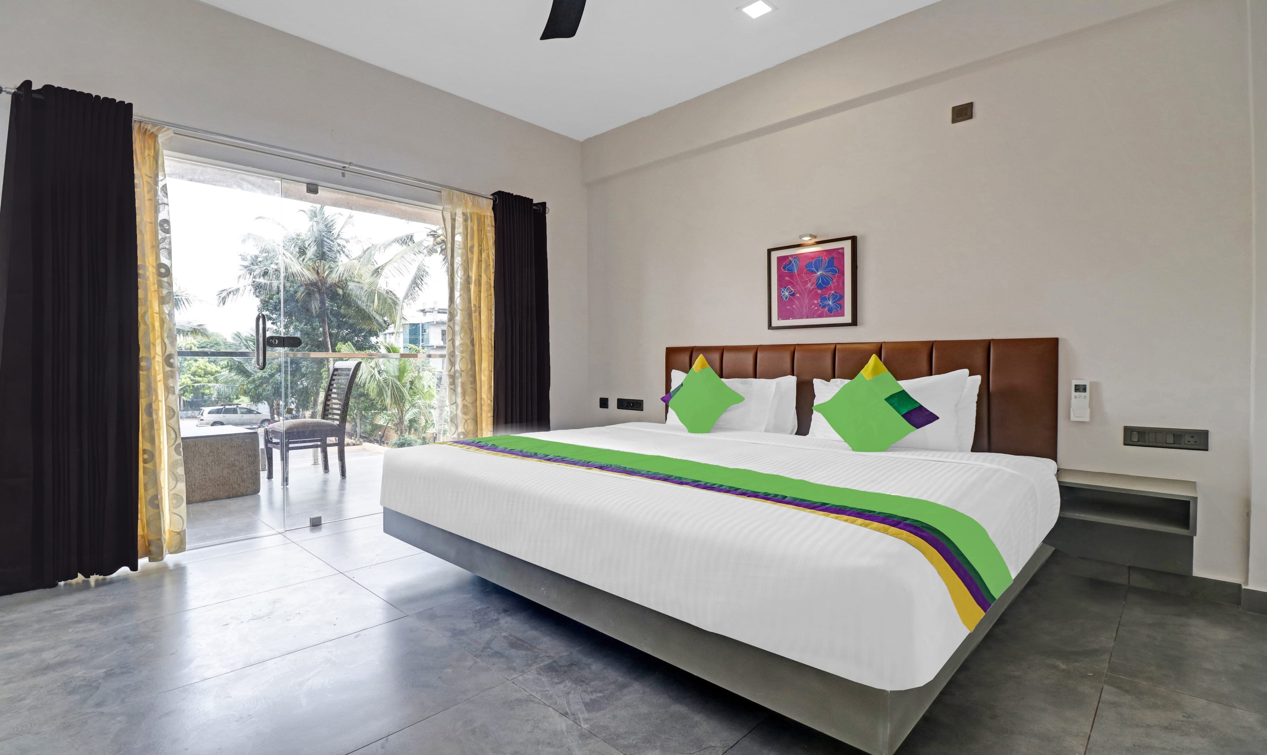 Deluxe room in Treebo Grand Vistara Airport Suites, 500m from Cochin International Airport in undefined. 
