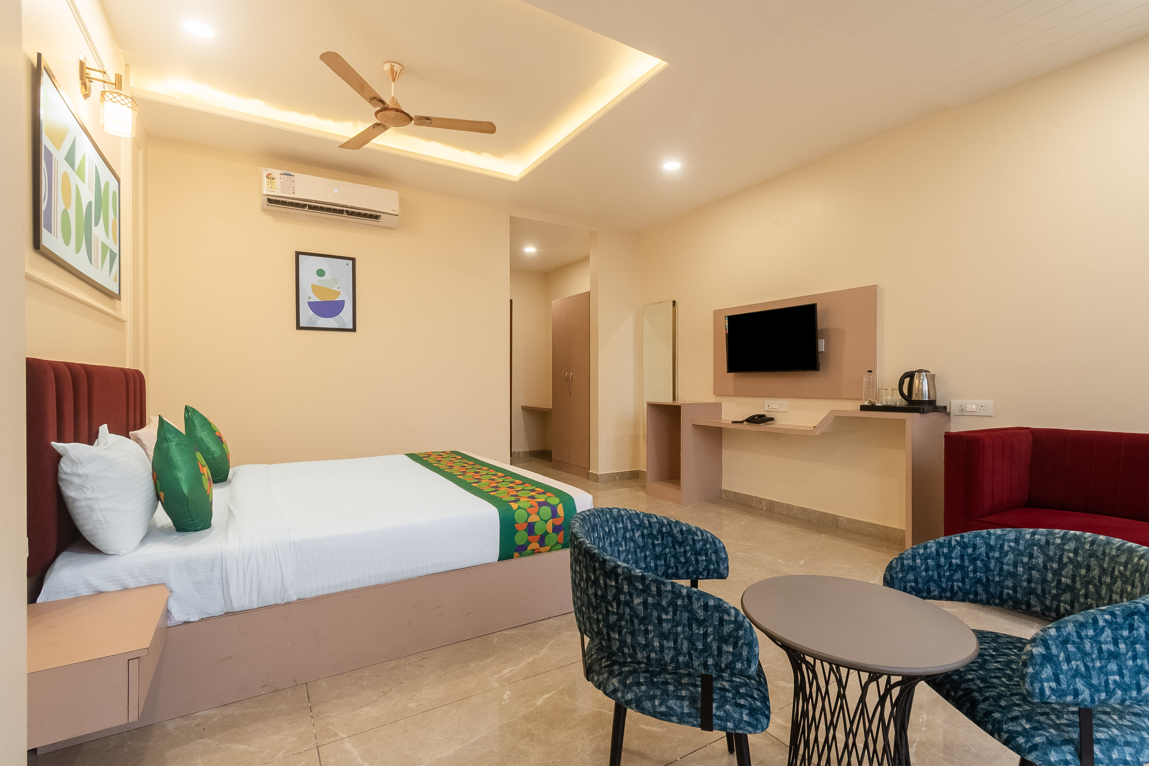 Deluxe room in Treebo Indus in undefined. 