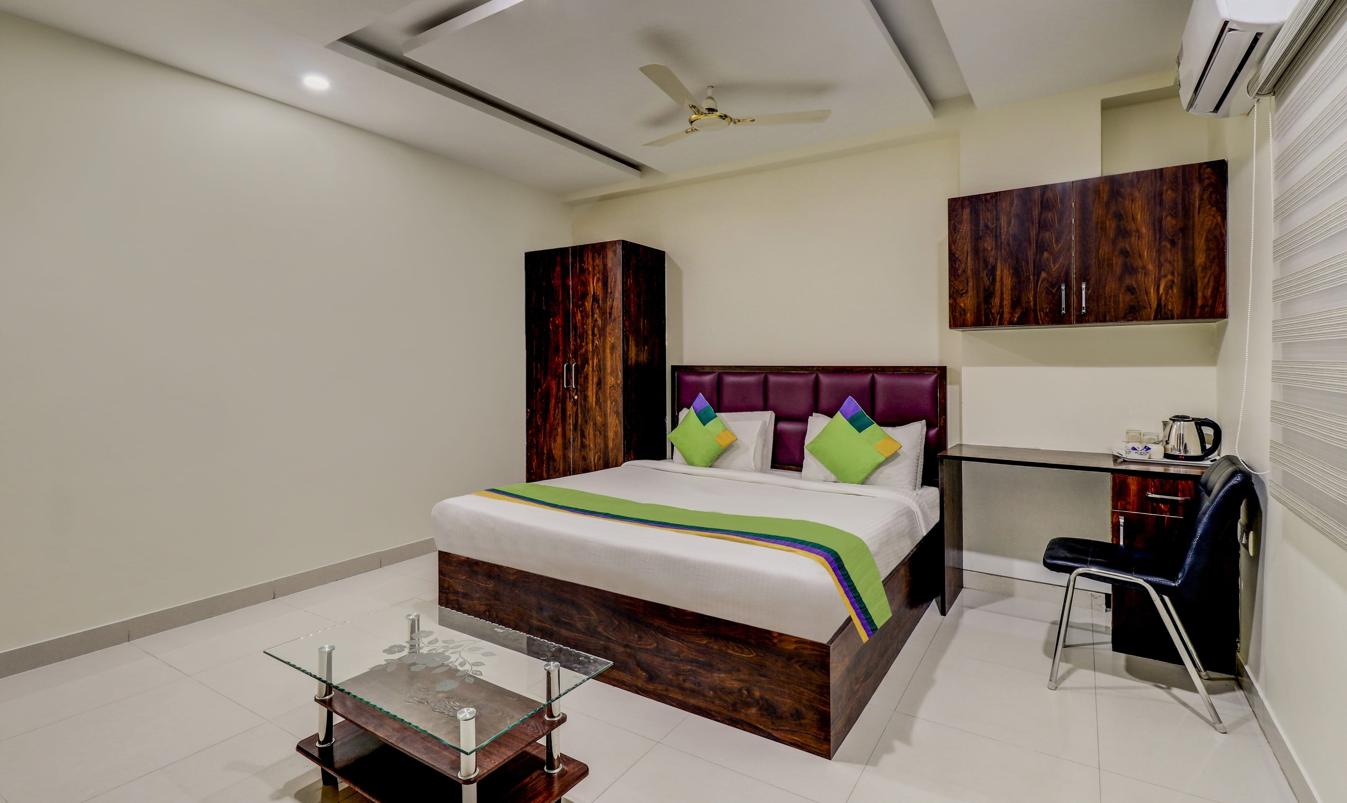 Standard room in Itsy Hotels Kozy Rooms in undefined. Gracefully decked