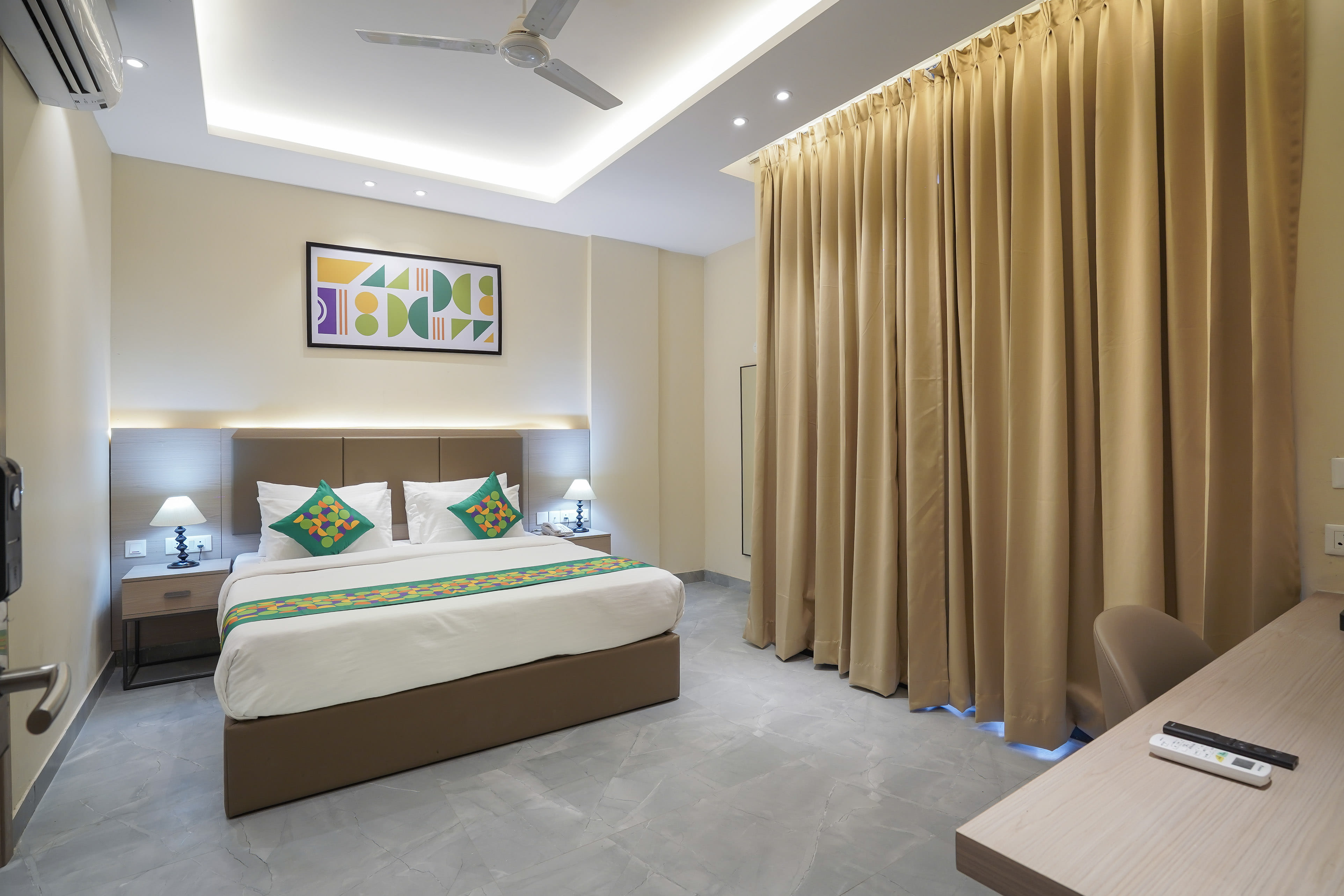 Deluxe room in Treebo Premium Indus Crown in undefined. 