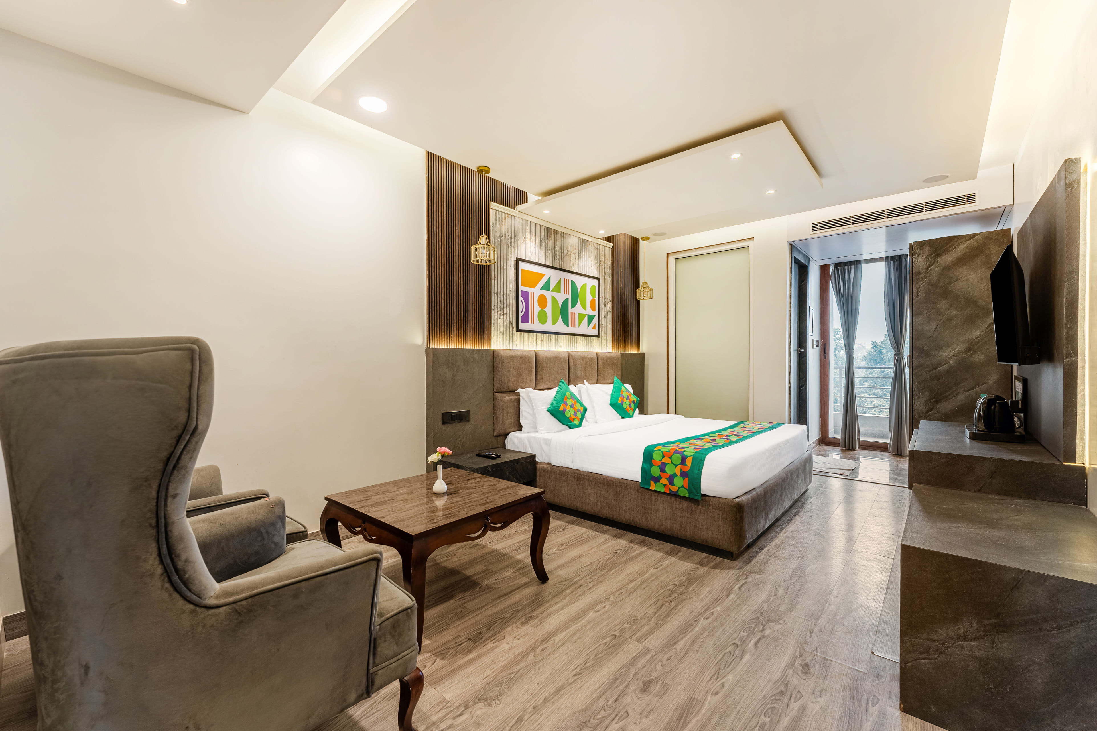 Deluxe room in Treebo Premium Landmark Prayagraj in undefined. 