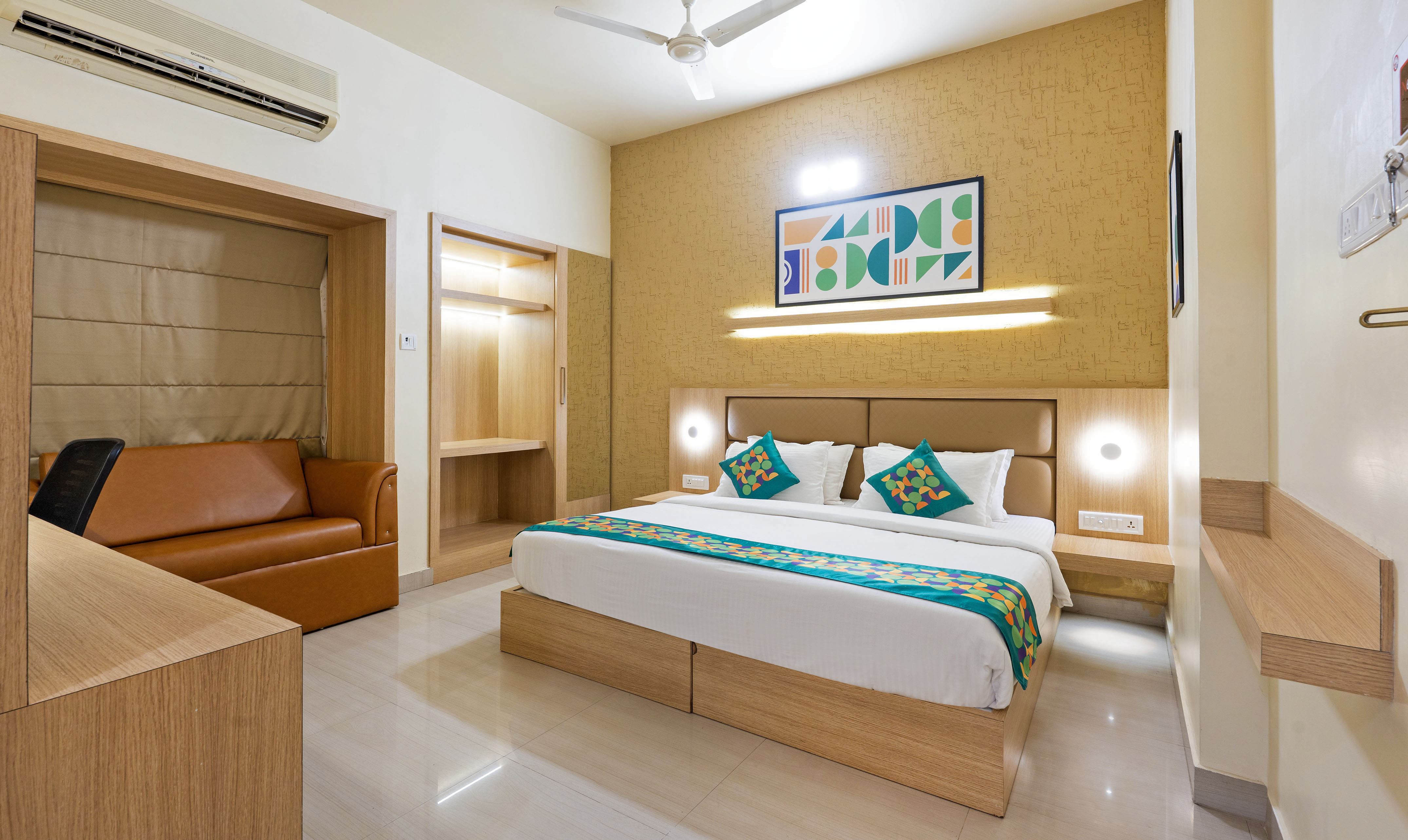 Deluxe room in Treebo Premium Nestlay Rooms Nungambakkam in undefined. Deluxe