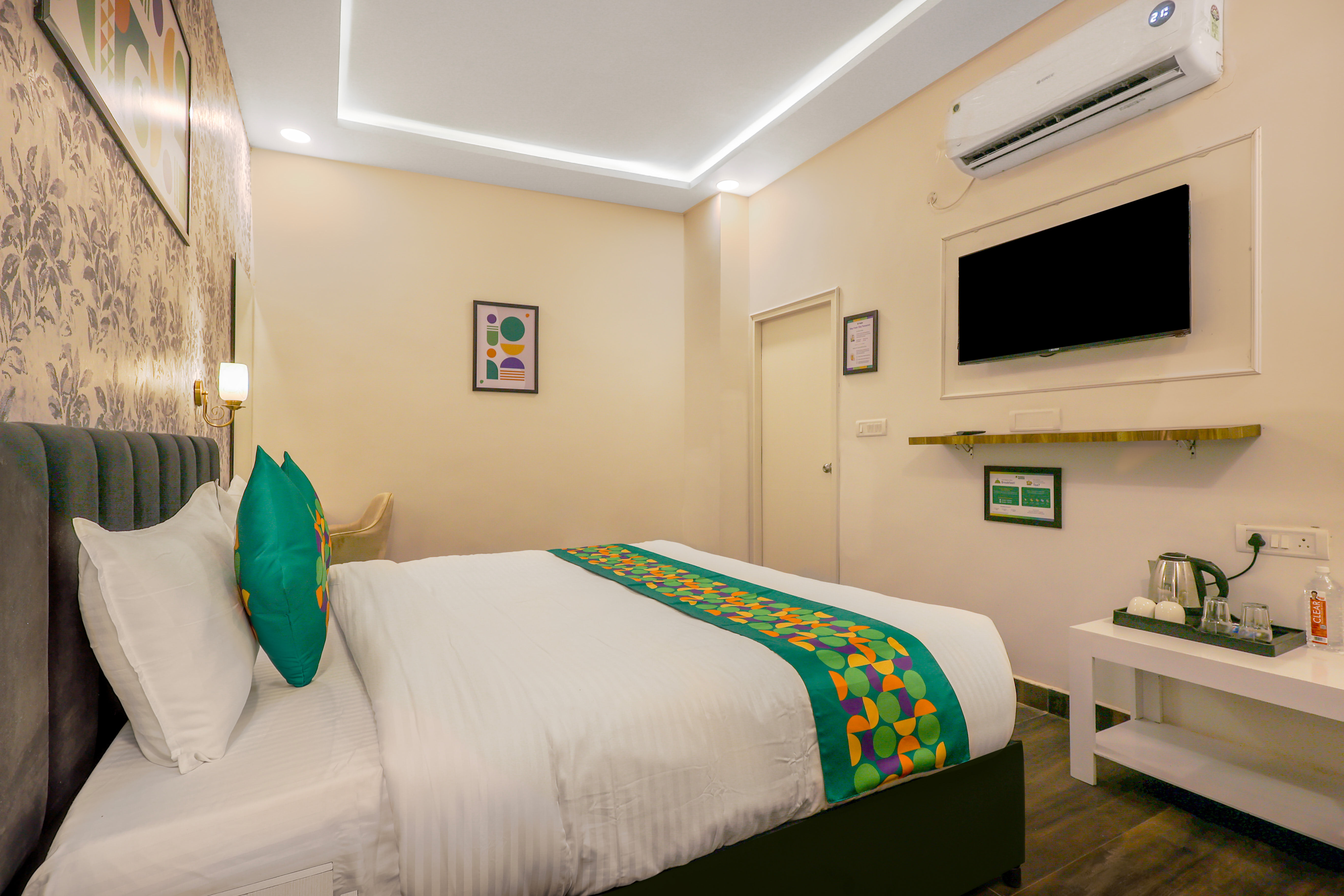 Deluxe room in Treebo Premium Vedic Stays near High Court in undefined.
