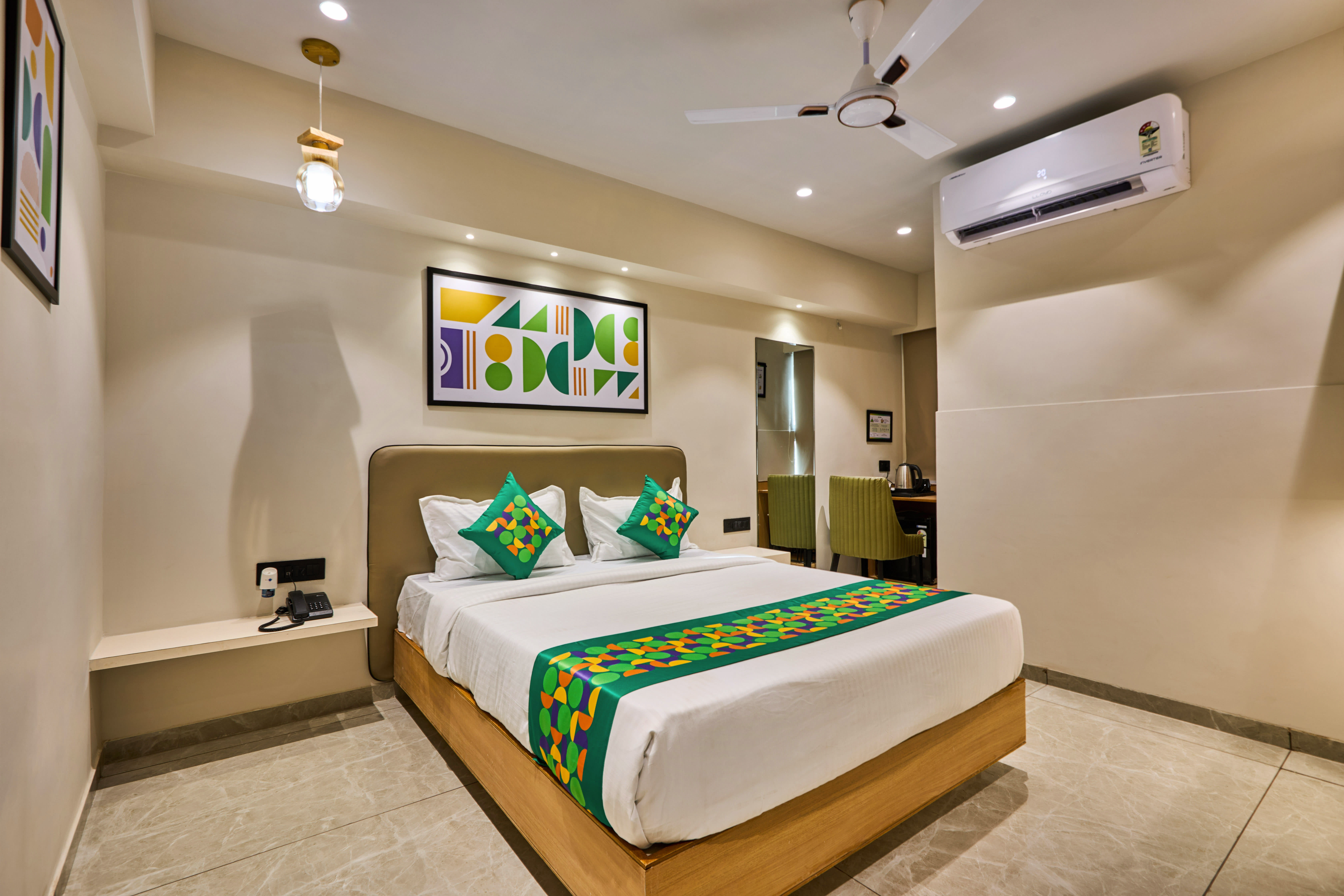 Deluxe room in Treebo Rio Crown Palace in undefined. 