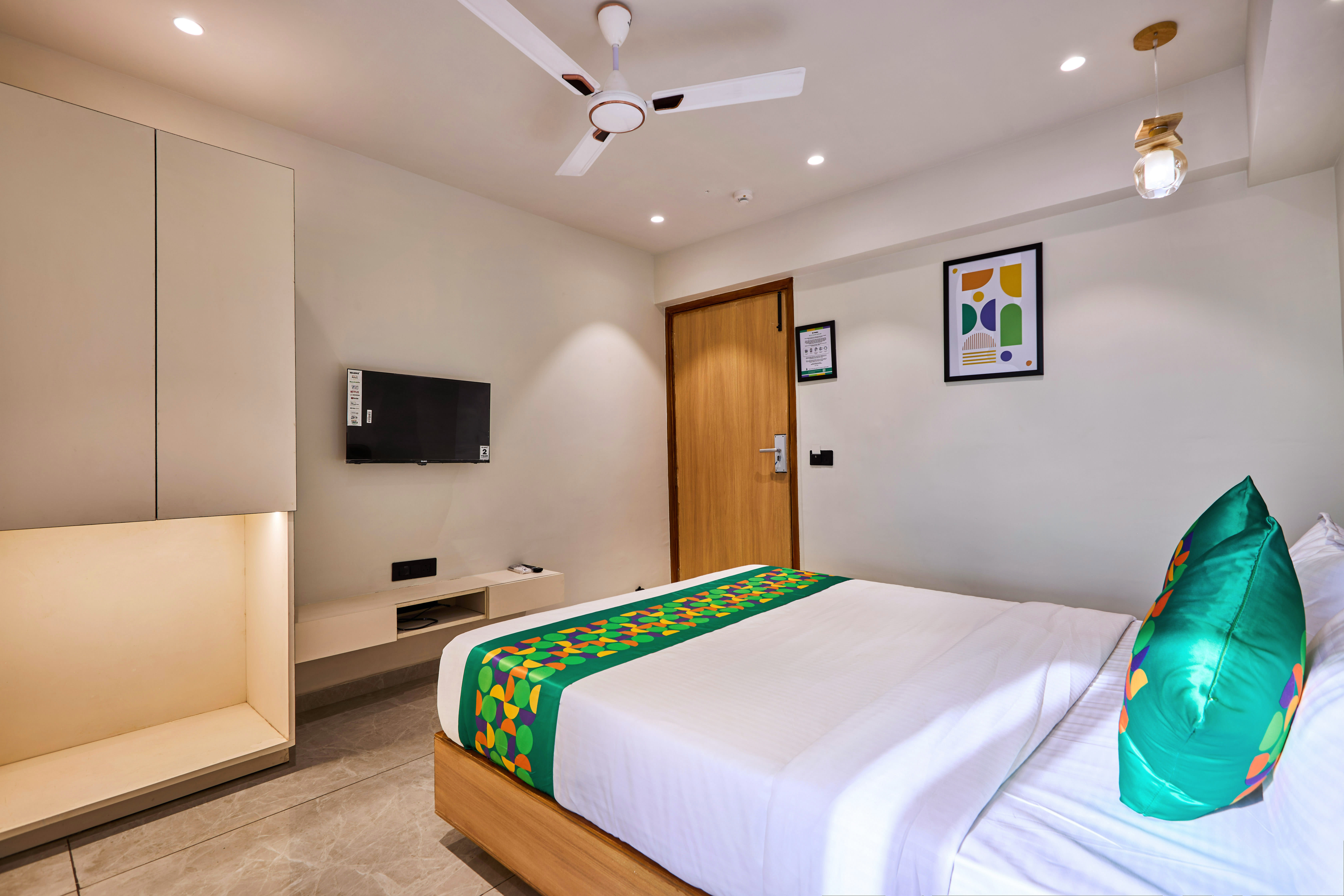 Deluxe room in Treebo Rio Crown Palace in undefined. 