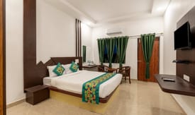Treebo Royal Plaza, 700 Mts From Promenade Beach