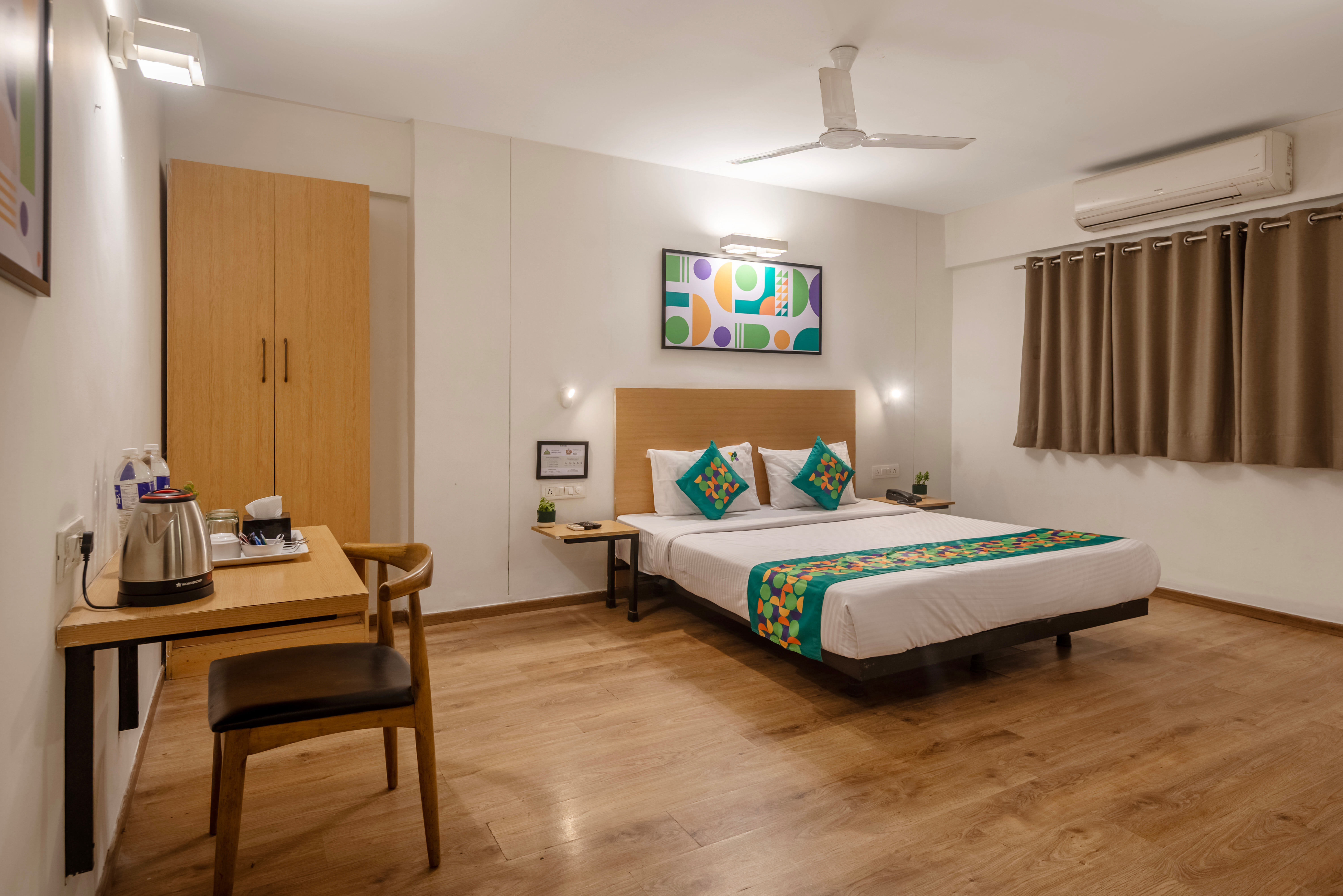 Deluxe room in Treebo Sagar Inn in undefined.
