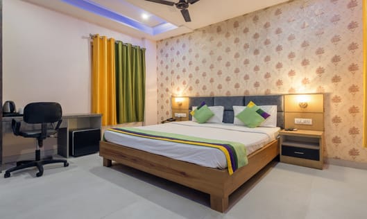 Deluxe room in Treebo Shakuntalam, Near Lucknow Airport in Lucknow. Deluxe