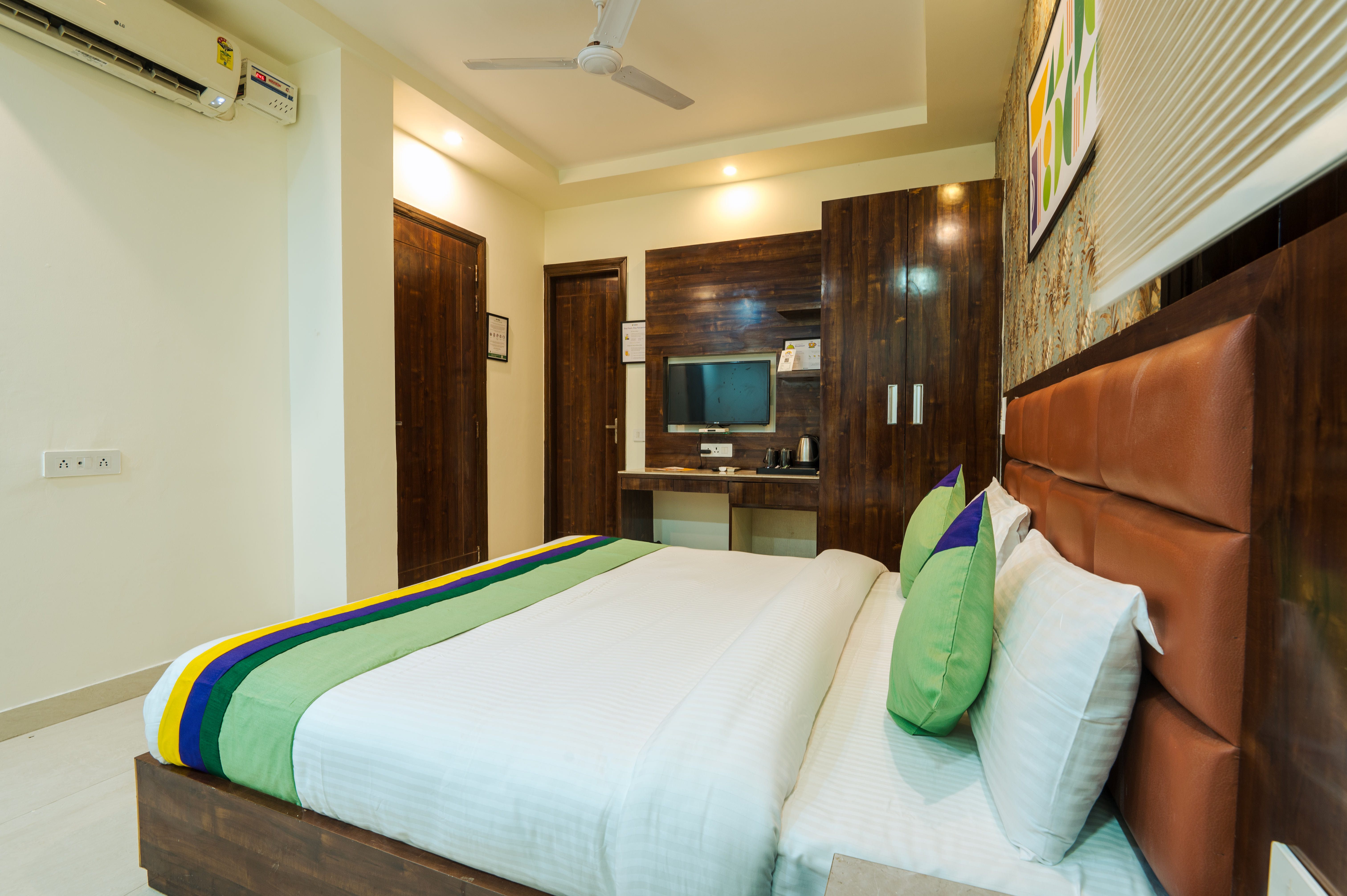 Deluxe room in Treebo Sunny Feast in undefined. Deluxe