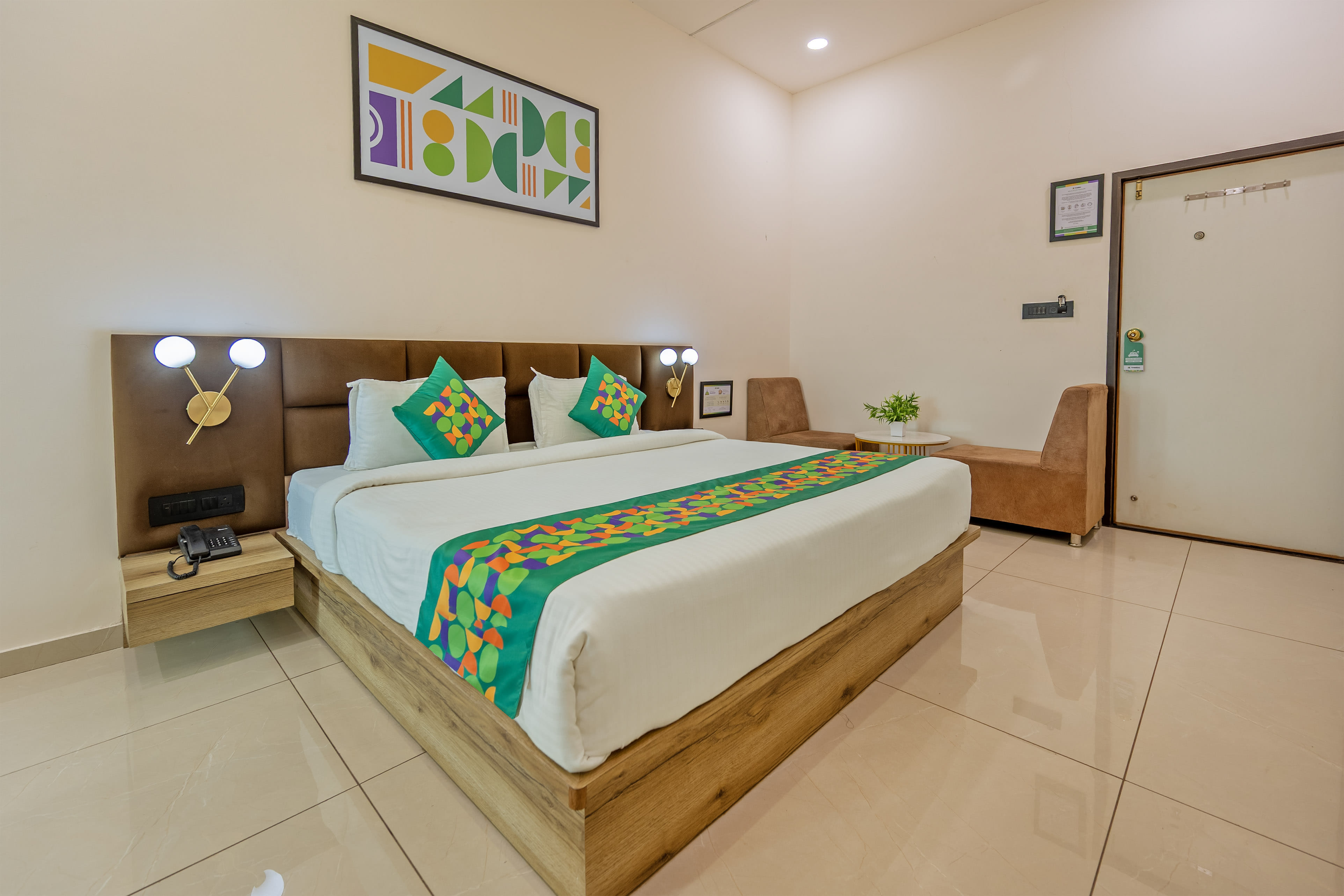 Deluxe room in Treebo The Velvet in undefined. 