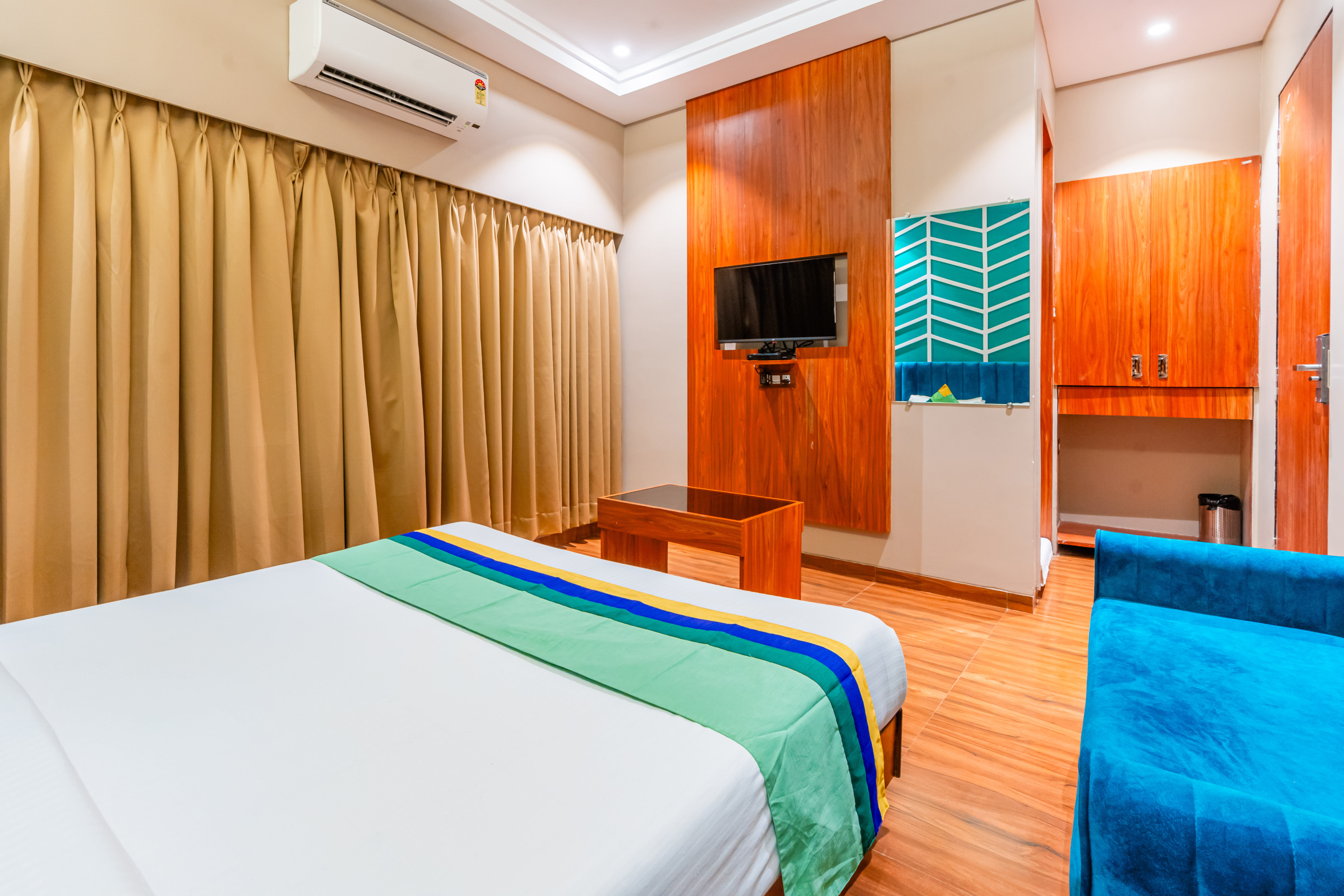 Deluxe room in Treebo Express Inn in undefined. Deluxe