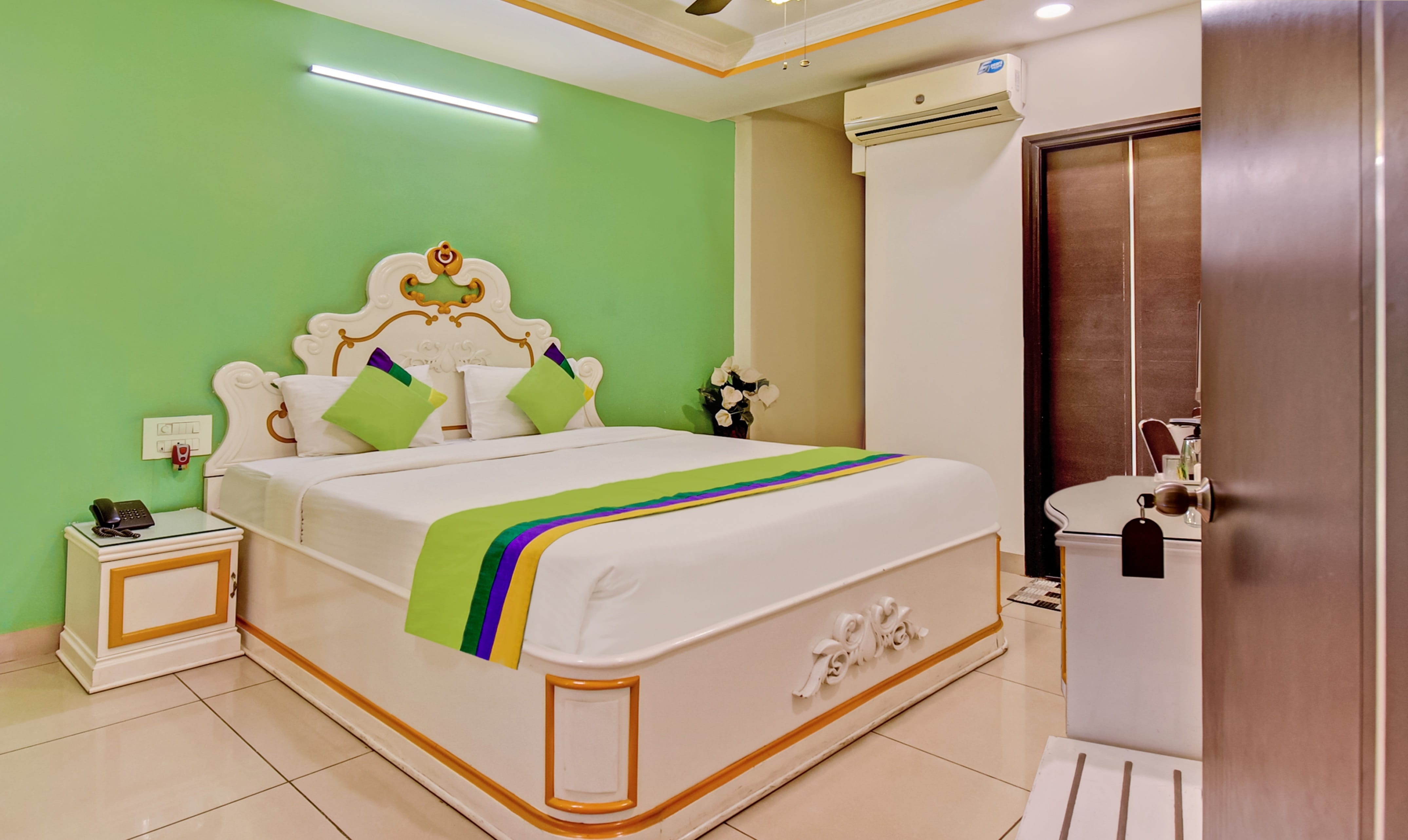 Deluxe room in Treebo Raj Elegance Manyata Tech Park in undefined. Spacious and Tastefully furnished