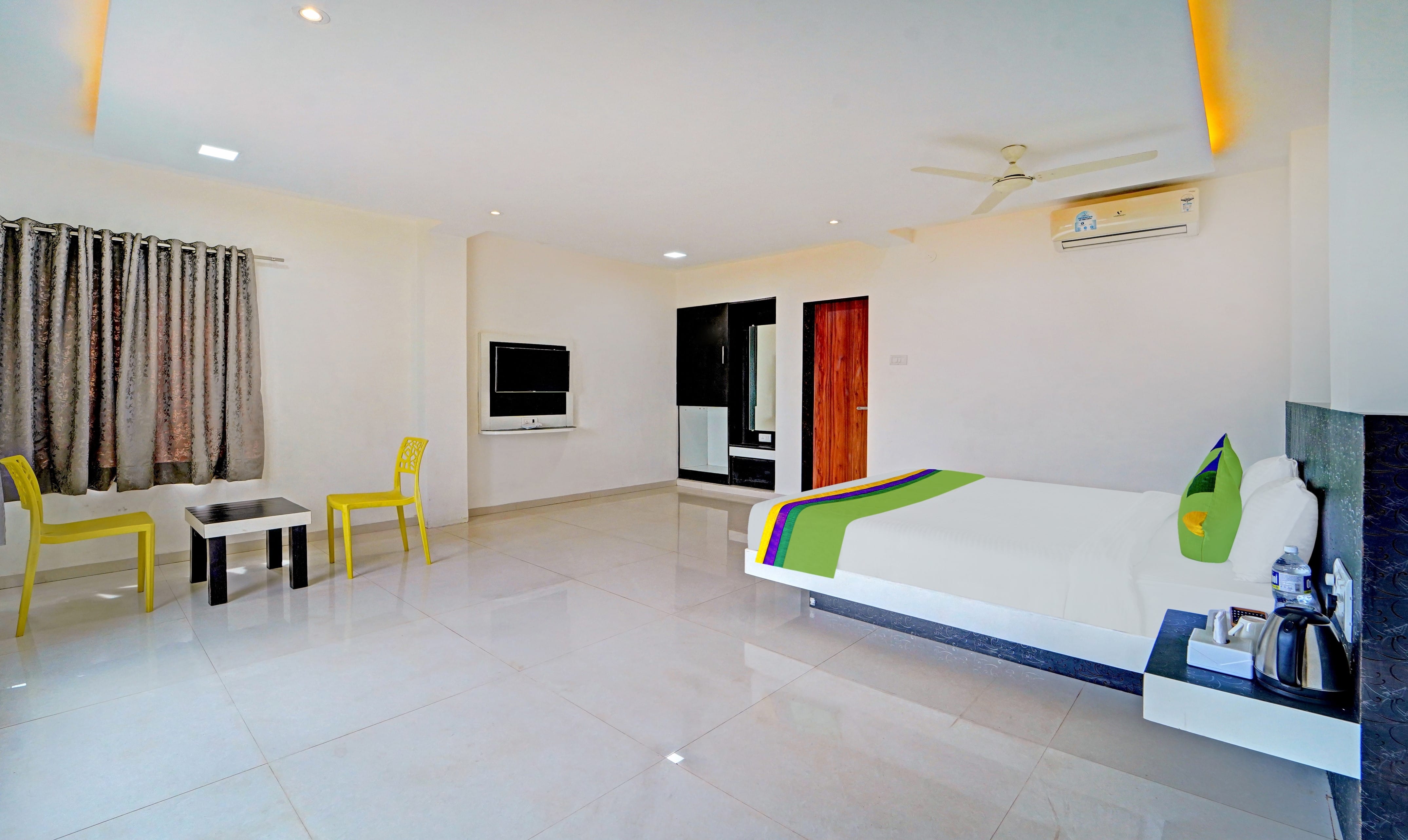 Deluxe room in Treebo Kuber Palace with Swimming Pool in undefined. Relaxing beds