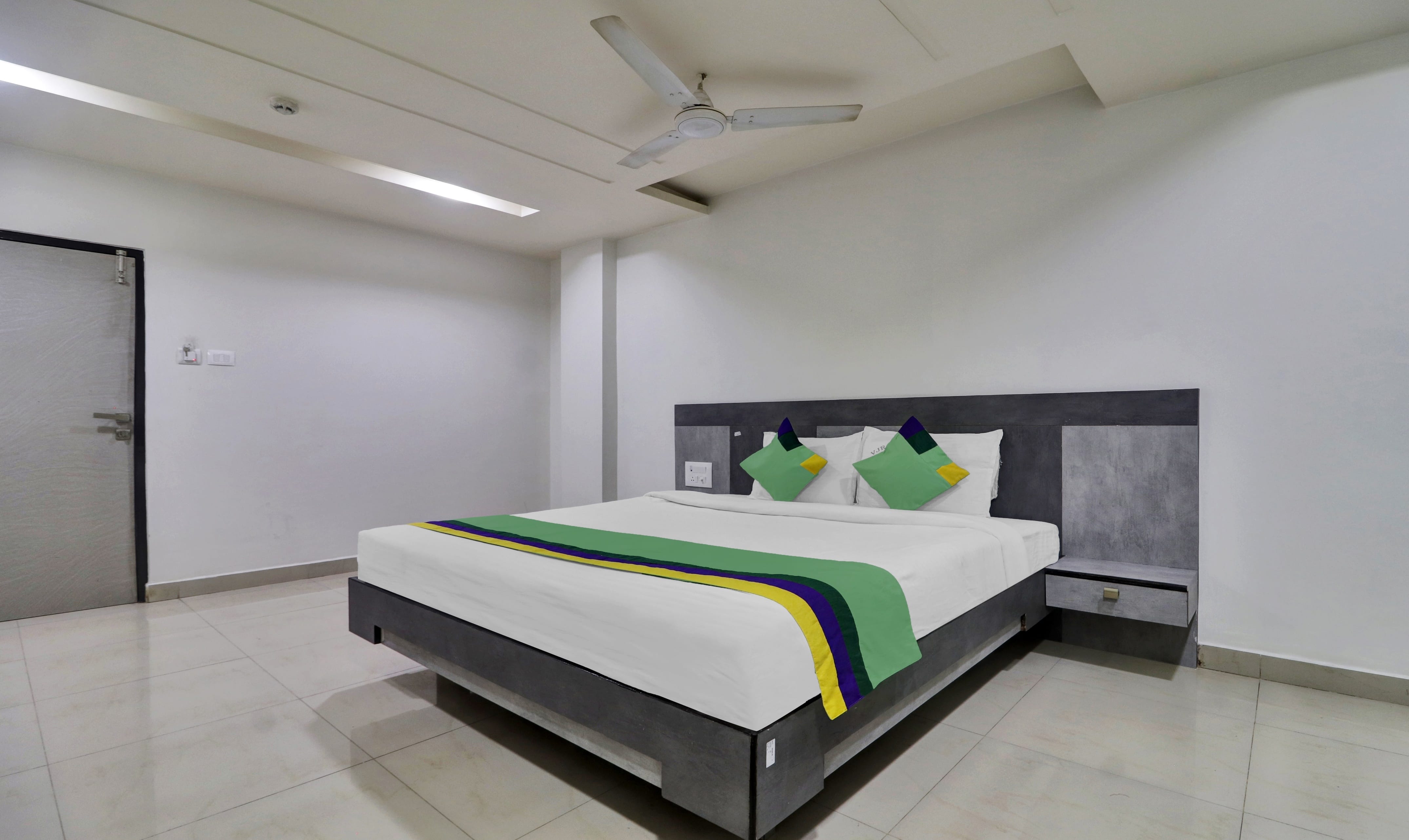 Deluxe room in VJR Residency Churned in undefined. Spacious and clean