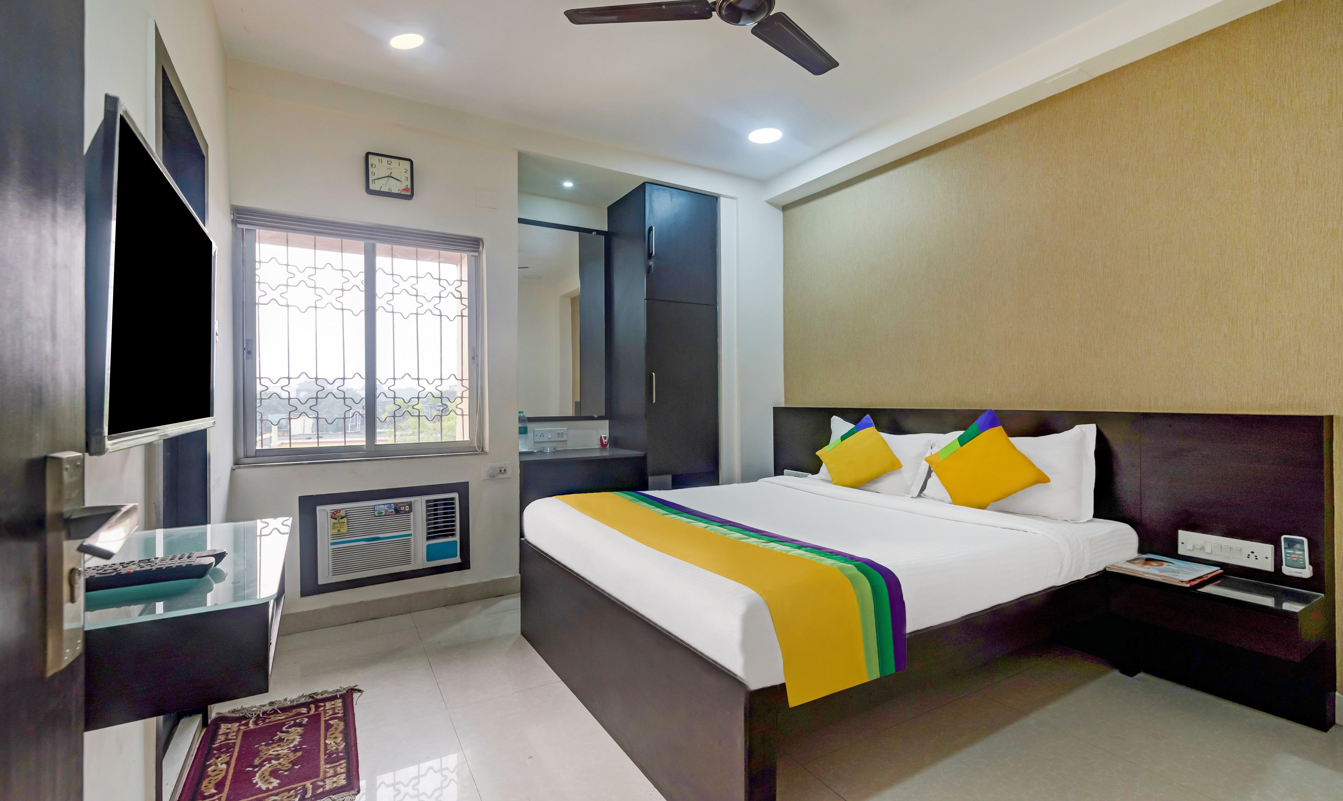 Standard room in Itsy Hotels Neeranand Plaza, Bhawanipur in undefined. Bright and airy